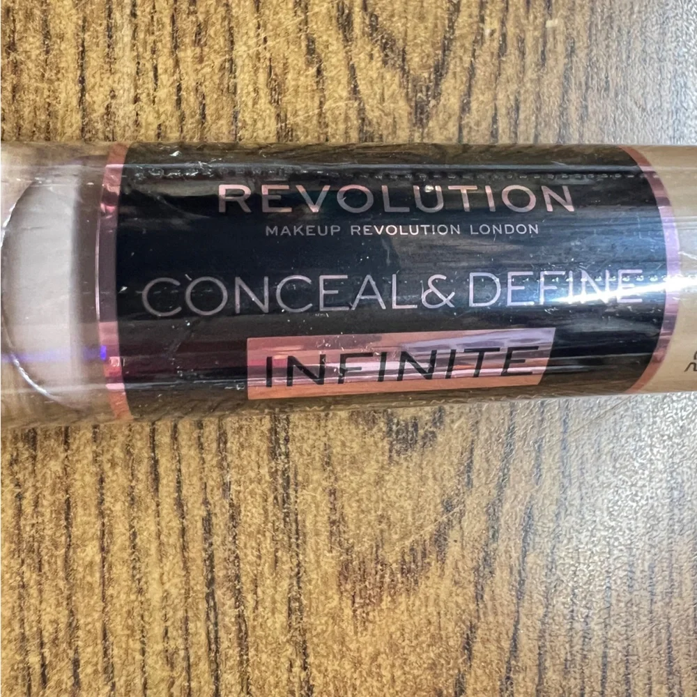 Revolution C-2 Conceal & Define Infinite Long Wear Concealer Crease Proof